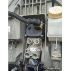 Головний гальмівний кран під капотом DAF XF106 (Euro 6)  1998070